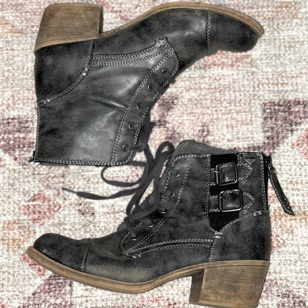 Womens Roxy booties- original box included